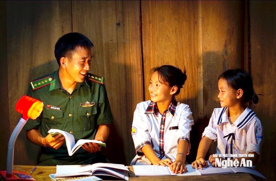 Đại uý Nguyễn Kim Trọng hướng dẫn ôn bài cho các em nhỏ trên địa bàn. Ảnh LT