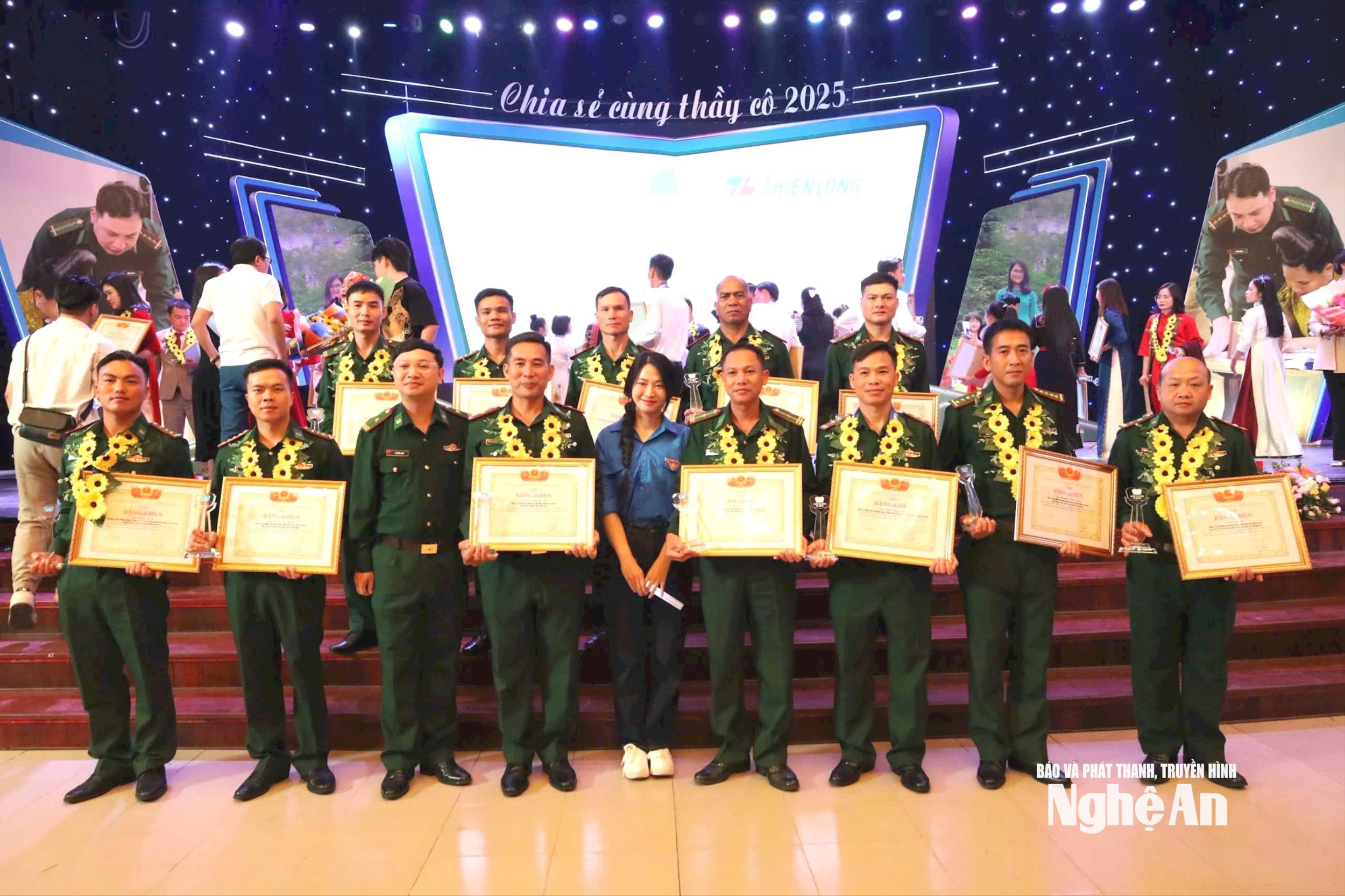 Đại uý Nguyễn Kim Trọng (thứ hai phải sang) tại chương trình 'Chia sẻ cùng thầy cô'.