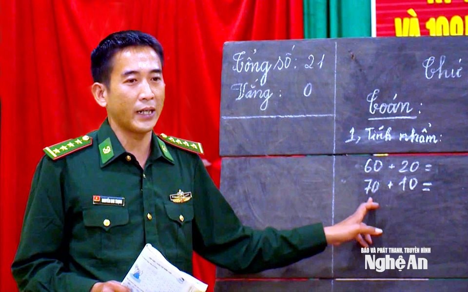 Đại uý Nguyễn Kim Trọng vừa quản lý vừa tham gia đứng lớp. Ảnh; HT