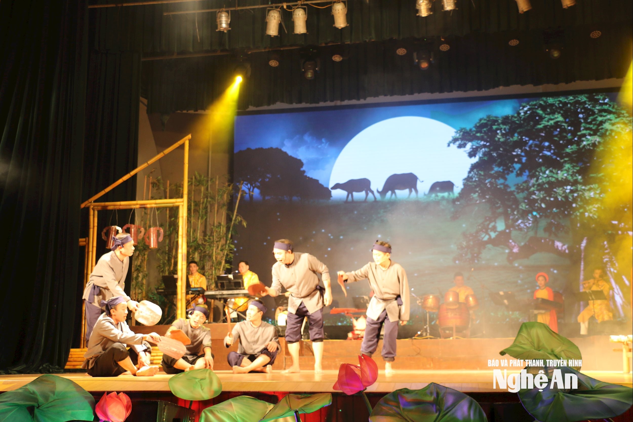 ឈុតឆាកដែលពណ៌នាអំពីសំឡេងកណ្តឹងក្របីត្រូវបានសម្តែងដោយតារាសម្តែងមកពីមជ្ឈមណ្ឌលសិល្បៈប្រពៃណីខេត្ត។ រូបថត៖ ថាញ់ អិន