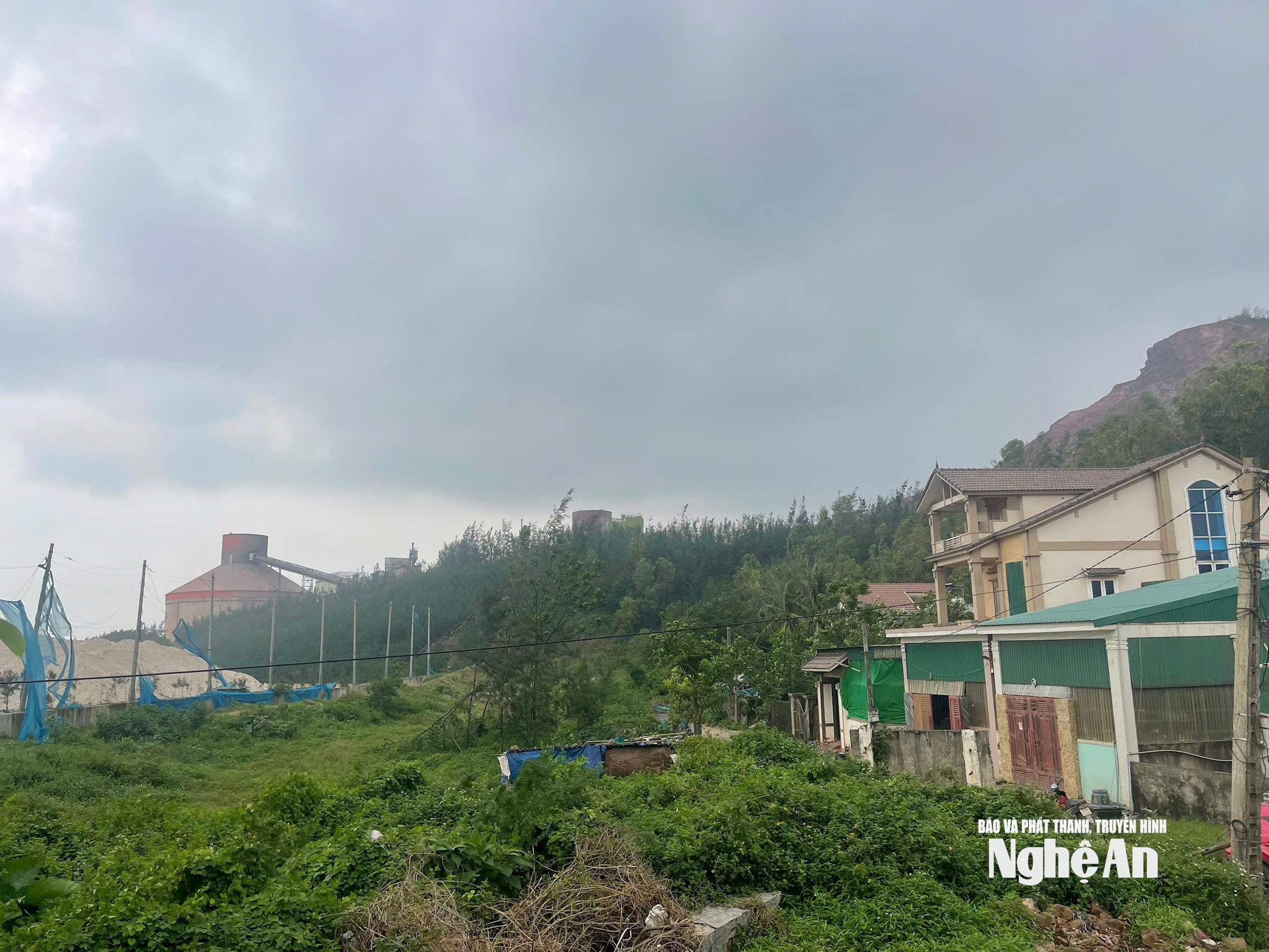 KHu vực nhà dân nằm sát trạm nghiền