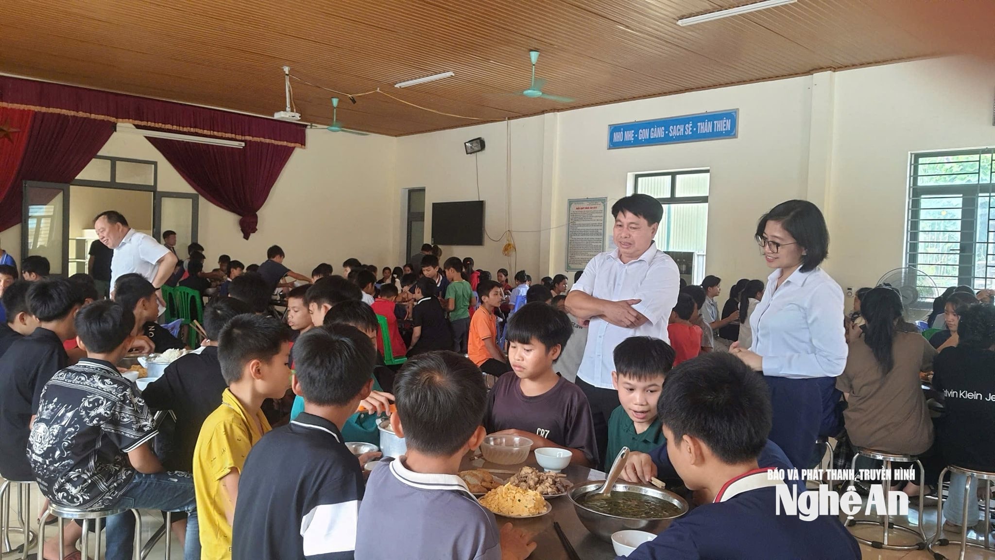 Lãnh đạo xã Yên Na đến thăm bữa ăn của học sinh bán trú. Ảnh - Mỹ Hà