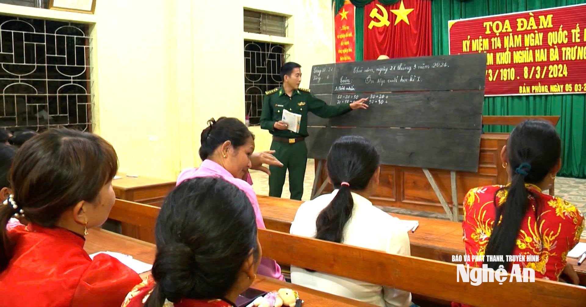 Một buổi lên lớp của thầy giáo quân hàm xanh Nguyễn Kim Trọng. Ảnh tư liệu HT