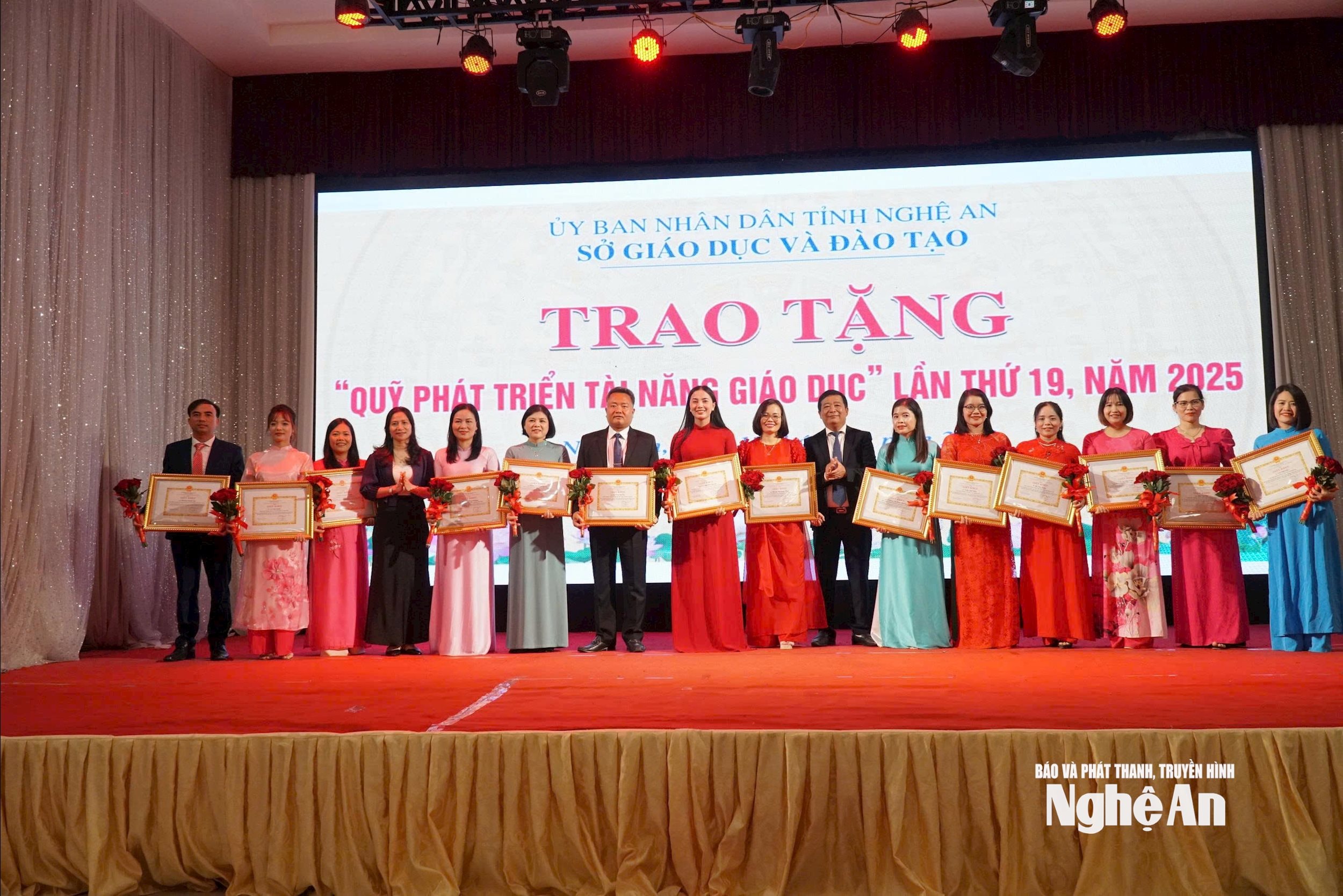Sở Giáo dục và Đào tạo trao giải thưởng Quỹ phát triển tài năng cho các thầy cô giáo. Ảnh - Mỹ Hà