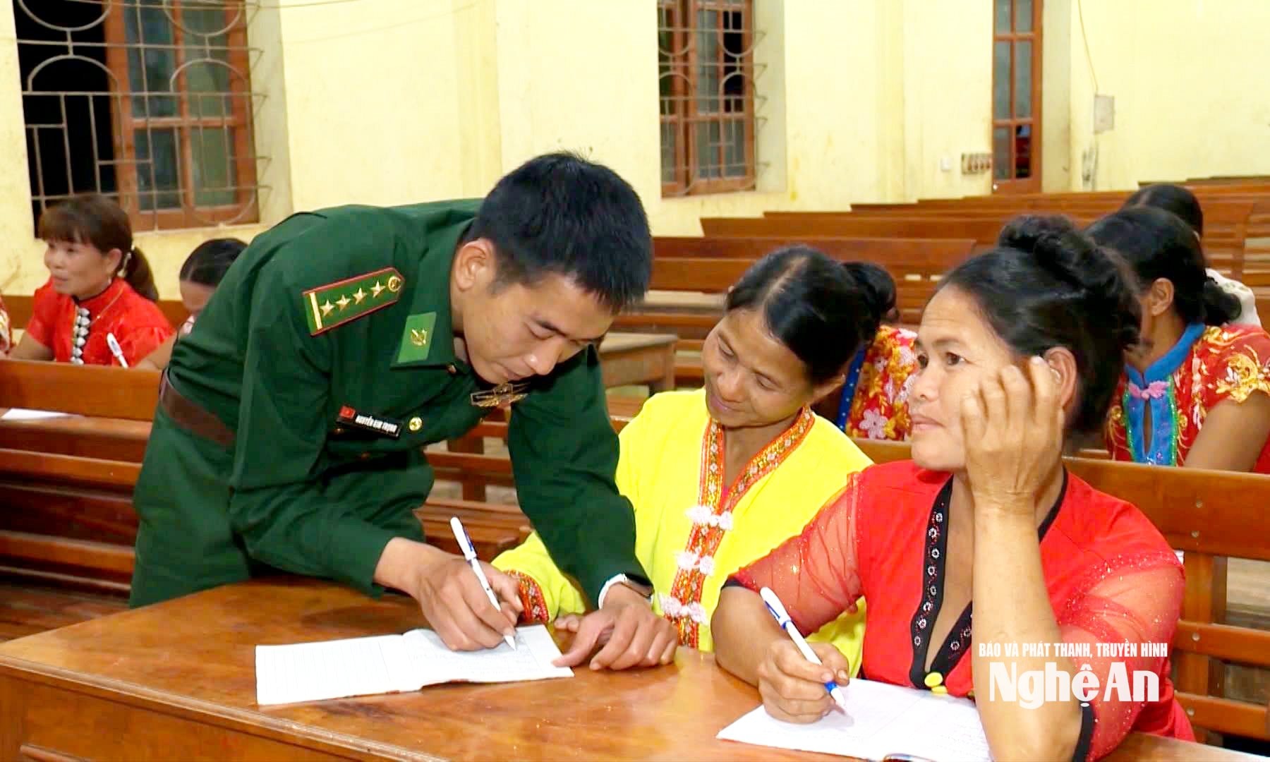 Với những thầy giáo quân hàm xanh như Đại uý Nguyễn Kim Trọng niềm hạnh phúc lớn nhất là sự tiến bộ của học viên. Ảnh H.T