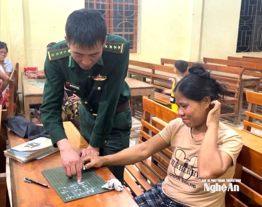 Vượt qua bỡ ngỡ ban đầu, nhiều phụ nữ ở bản Phồng đã biết đọc, biết viết. Ảnh LT