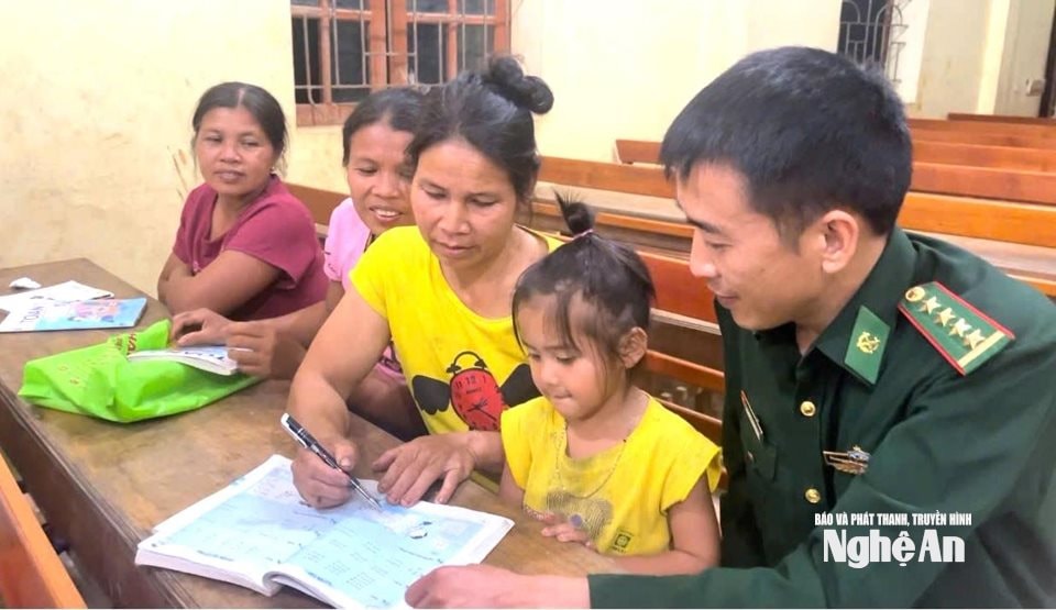 Vượt qua những bỡ ngỡ ban đầu, dưới sự hướng dẫn của thầy giáo quân hàm xanh Nguyễn Kim Trọng nhiều phụ nữ Tày Pọong ở bản Phồng xã Tam Hợp đã tự tin làm quen với con chữ. Ảnh LT