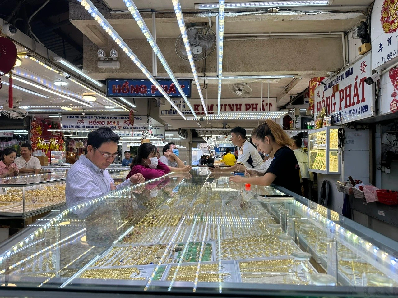 Giá vàng chiều nay 18/11/2025: Bảng giá vàng SJC PNJ ACB, vàng nhẫn BTMC, vàng thế giới