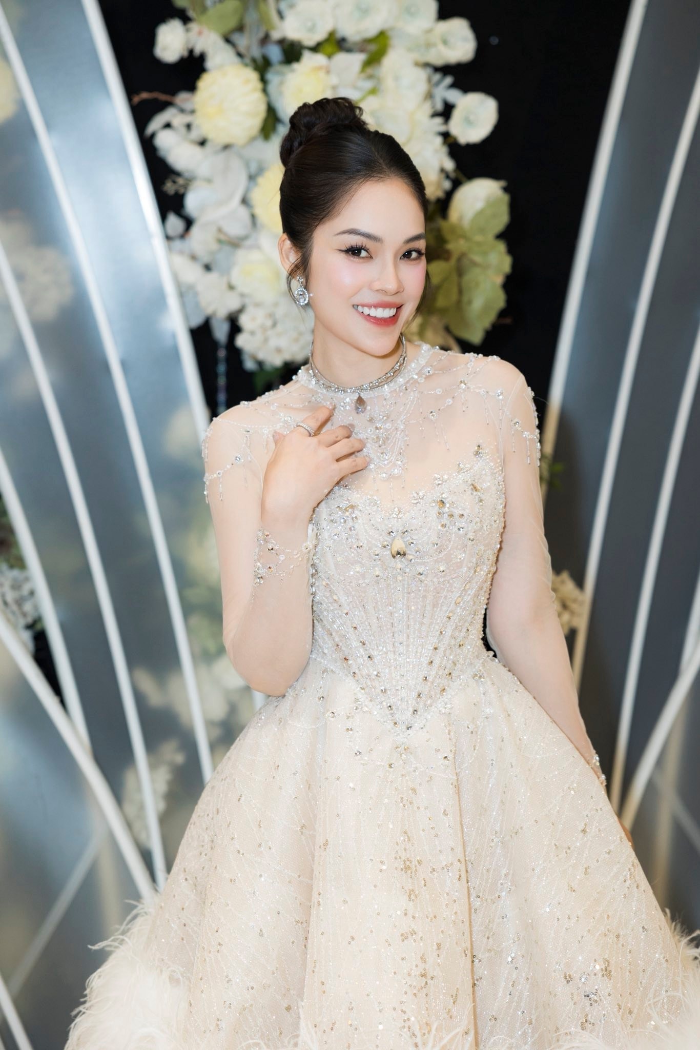 Dương Cẩm Lynh hoạt động tích cực, vượt biến cố nợ 6 tỷ đồng.