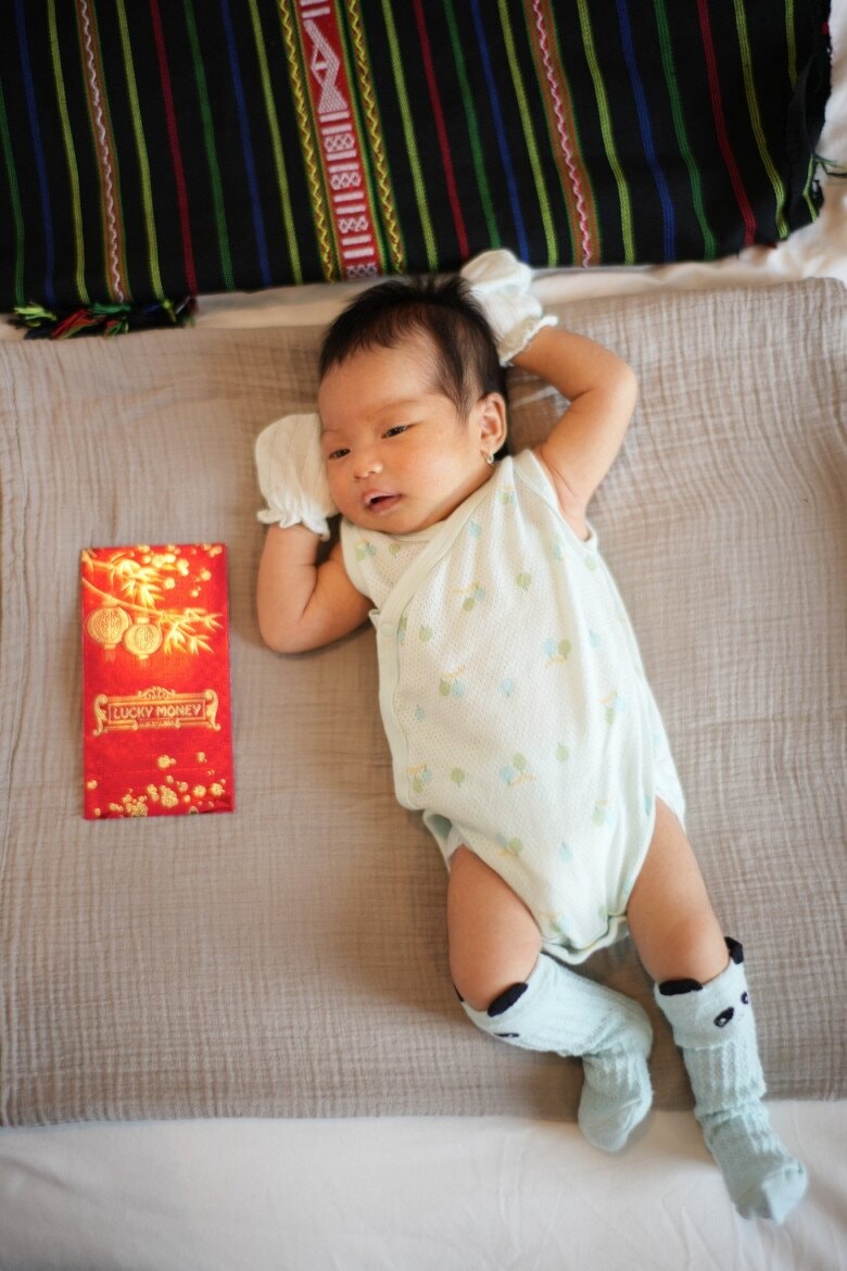 Con gái H'Hen Niê trông cứng cáp, lanh lợi trong bộ ảnh kỷ niệm 2 tháng tuổi.