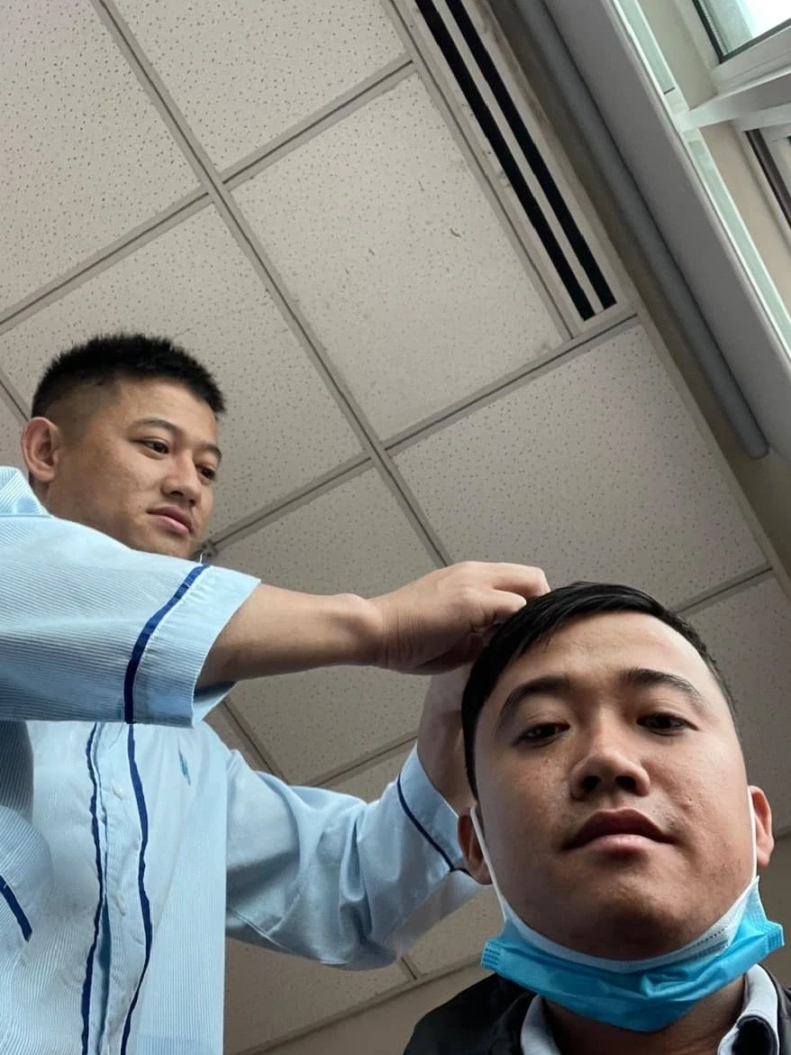 Hình ảnh Quý Bình chải tóc cho em trai.