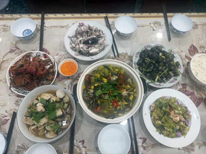 Em trai cố nghệ sĩ chuẩn bị mâm cỗ đầy đủ cho anh trai.