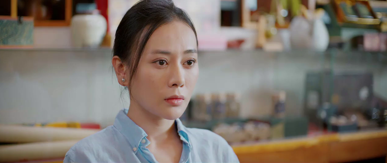 Linh gặp Mỹ Anh tại quán trà để nói chuyện.