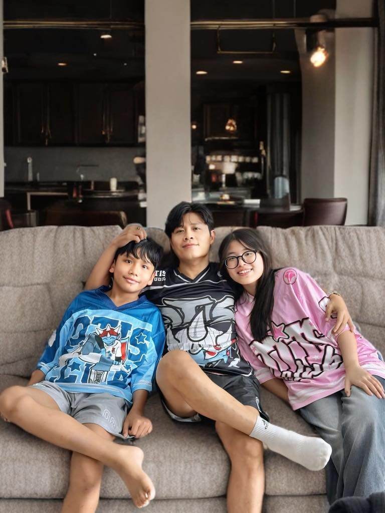 Gia đình hạnh phúc của nam nhạc sĩ.