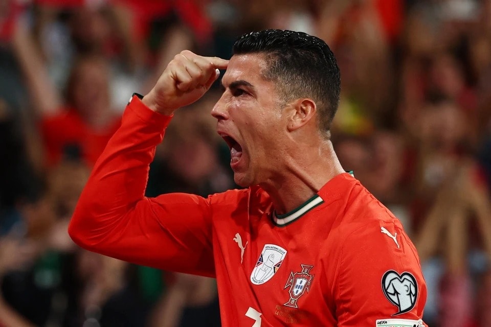 Ronaldo gây ra tranh cãi. Ảnh- Reuters.