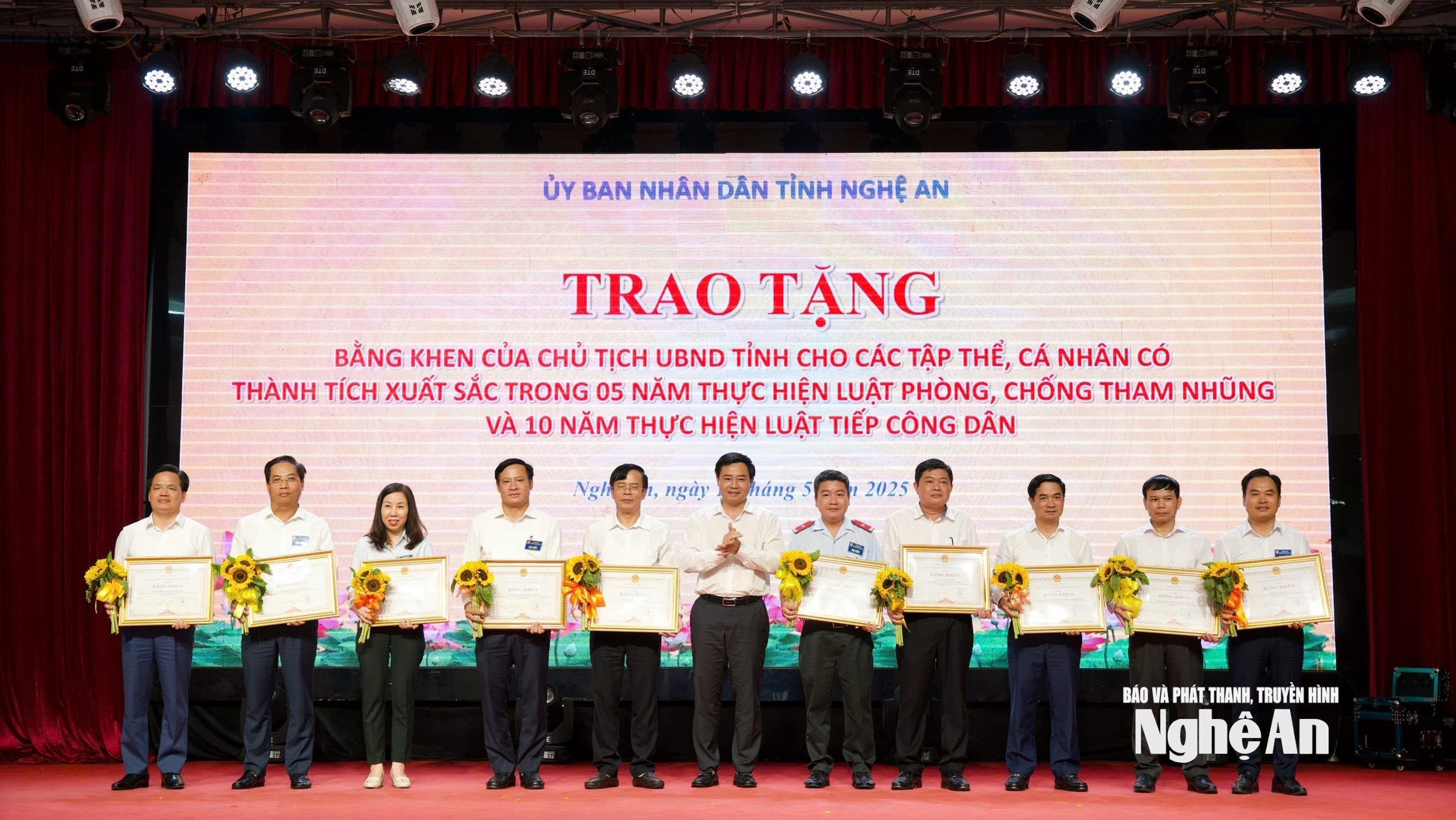 Trưởng ban Nội chính Tỉnh ủy Hồ Lê Ngọc trao Bằng khen của UBND tỉnh cho các tập thể có thành tích xuất sắc trong thực hiện Luật Tiếp công dân. Ảnh: T.L