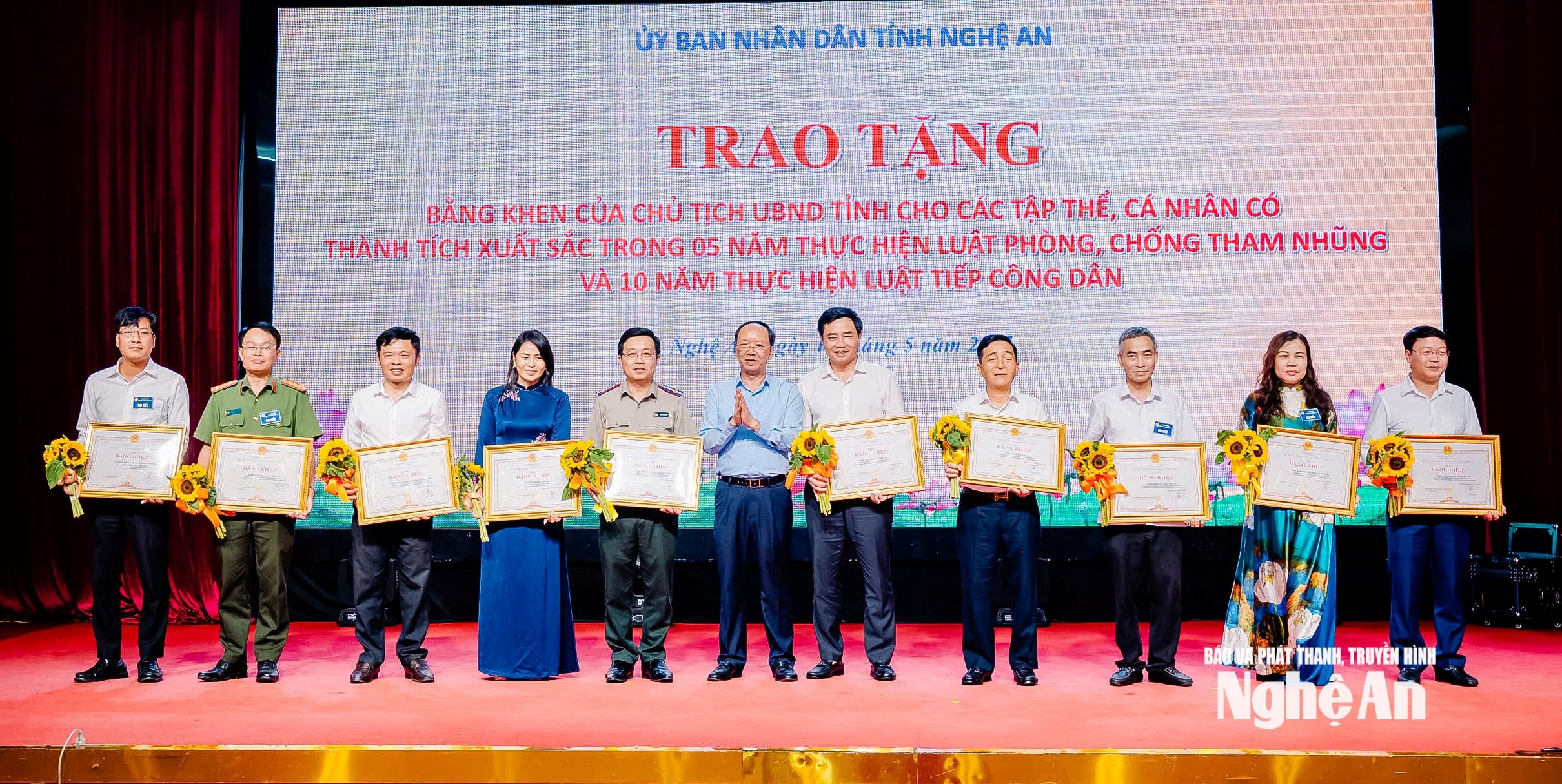 Phó Chủ tịch Thường trực UBND tỉnh Bùi Thanh An trao Bằng khen của Chủ tịch UBND tỉnh cho các tập thể có thành tích xuất sắc trong 5 năm thực hiện Luật Phòng, chống tham nhũng. Ảnh: Thanh L