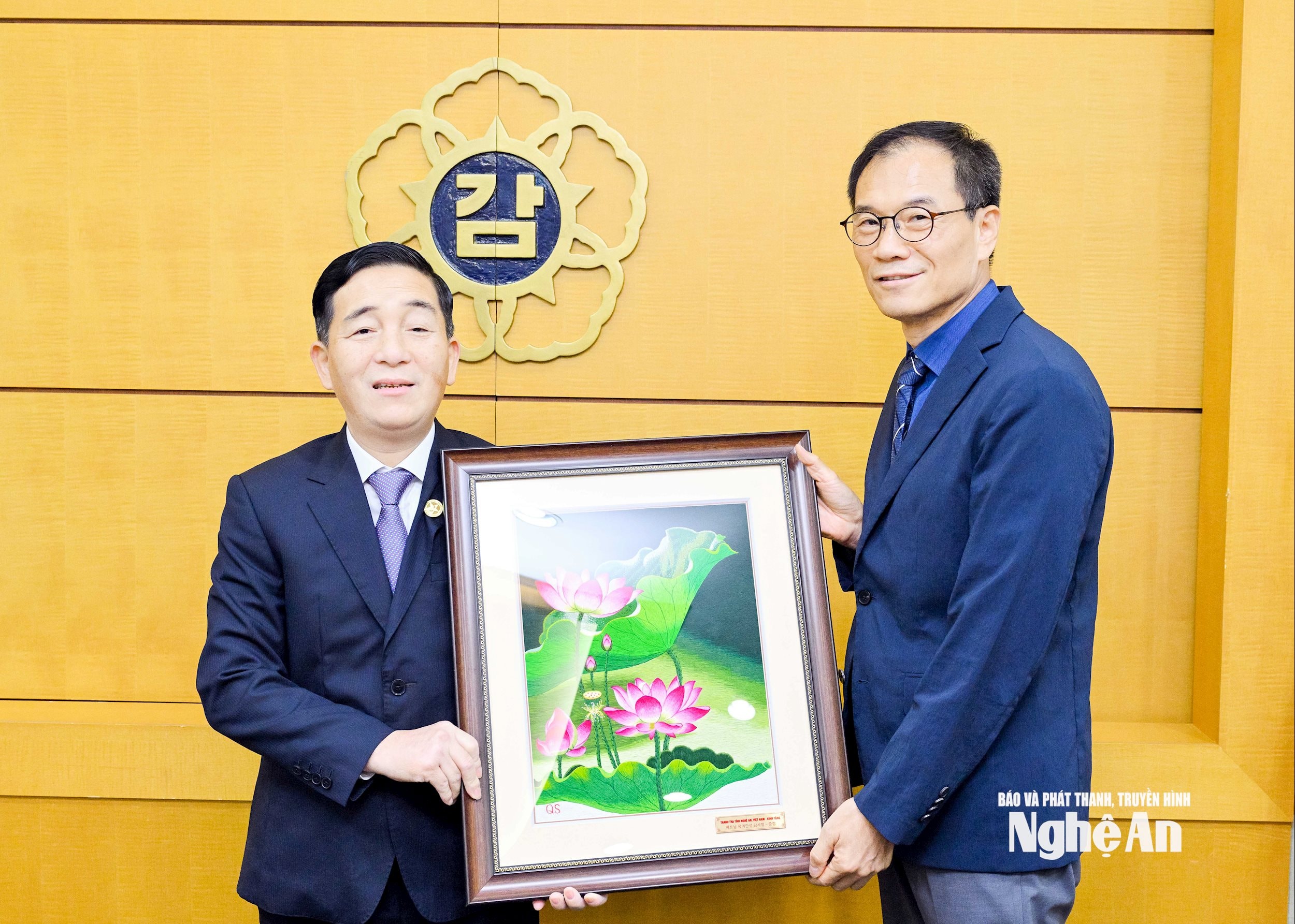 Lãnh đạo Thanh tra tỉnh tặng quà lưu niệm cho Hàn Quốc. Ảnh: PV