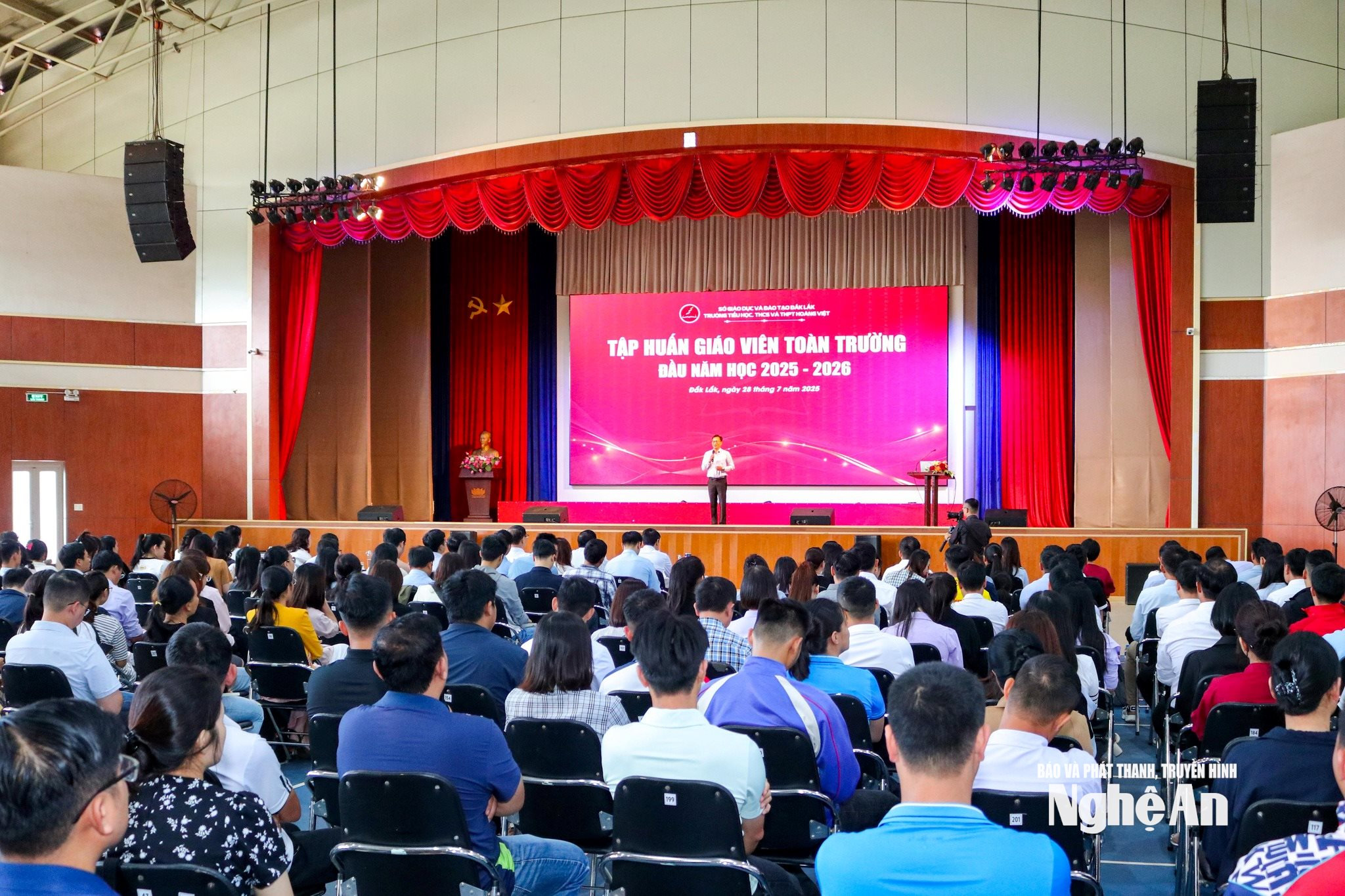 Buổi tập huấn giáo viên toàn trường đầu năm học 2025-2026 tại Trường Tiểu học, THCS và THPT Hoàng Việt