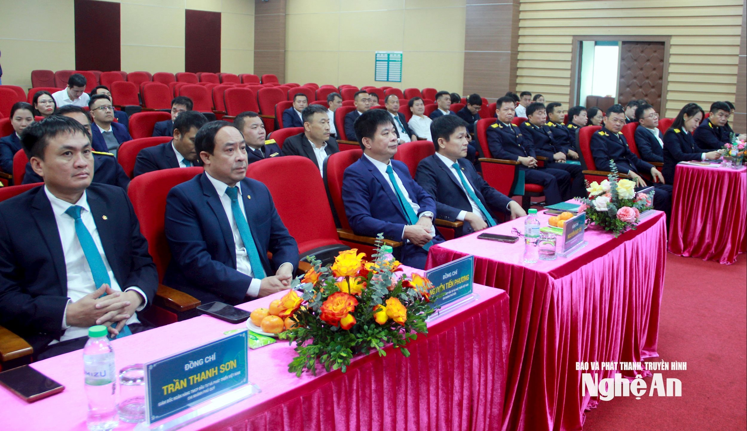 Delegados presentes na cerimônia de assinatura (foto de Quang An)
