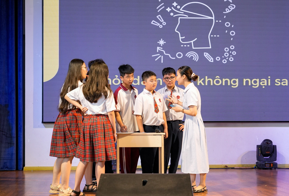 Học sinh Hoàng Việt trong một hoạt động ngoại khoá