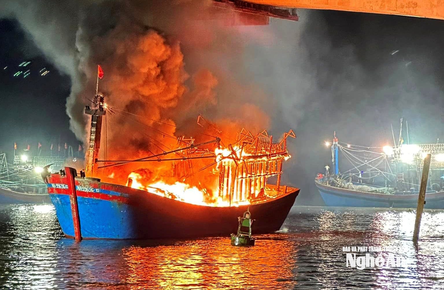 Một trong những con tàu cá của ngư dân Quỳnh Lưu bị bốc cháy trong đêm 287. Ảnh Việt Hùng