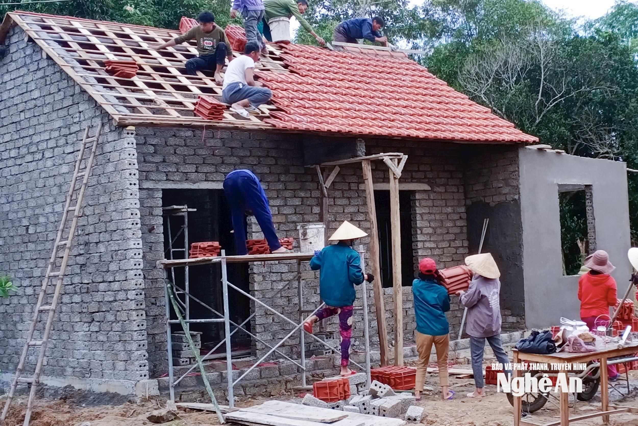 MTTQ xã Phúc Thành (nay là xã Giai Lạc) huy động ngày công lao động của người dân làm nhà cho hộ nghèo. Ảnh: Mai Hoa