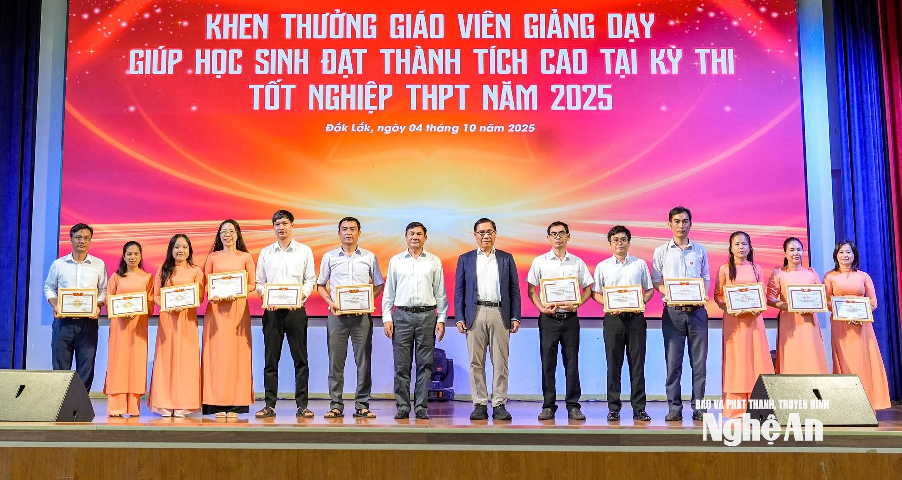 Ông Lê Đình Hiền (áo sơ mi, đứng giữa) và hiệu trưởng Trần Đức Huyên trao bằng khen cho các giáo viên Trường Tiểu học, THCS, THPT Hoàng Việt