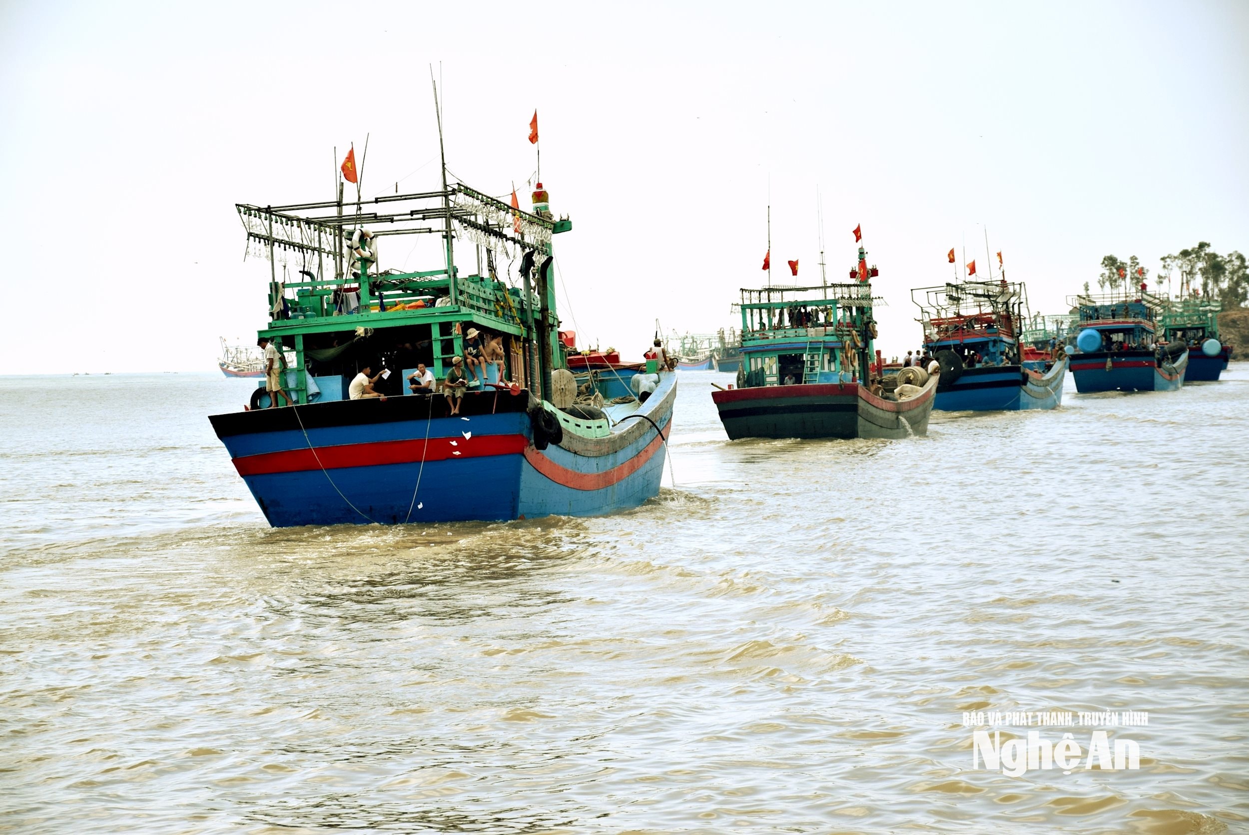 Ra khơi bám biển. Ảnh Xuân Hoàng