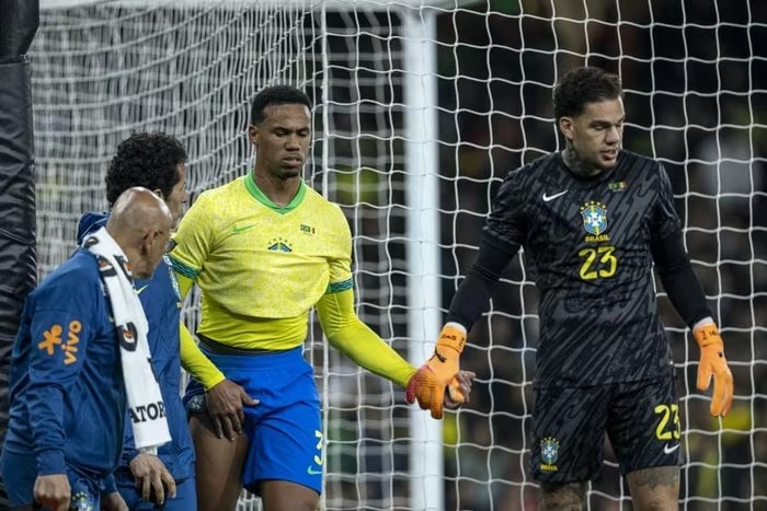 Gabriel dính chấn thương khi cùng tuyển Brazil đá giao hữu với Senegal cuối tuần qua.
