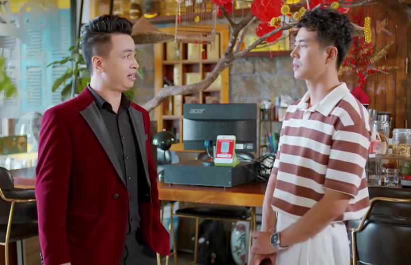 Dũng và Tiền nói chuyện sau khi giải quyết xong chi phí sửa xe.