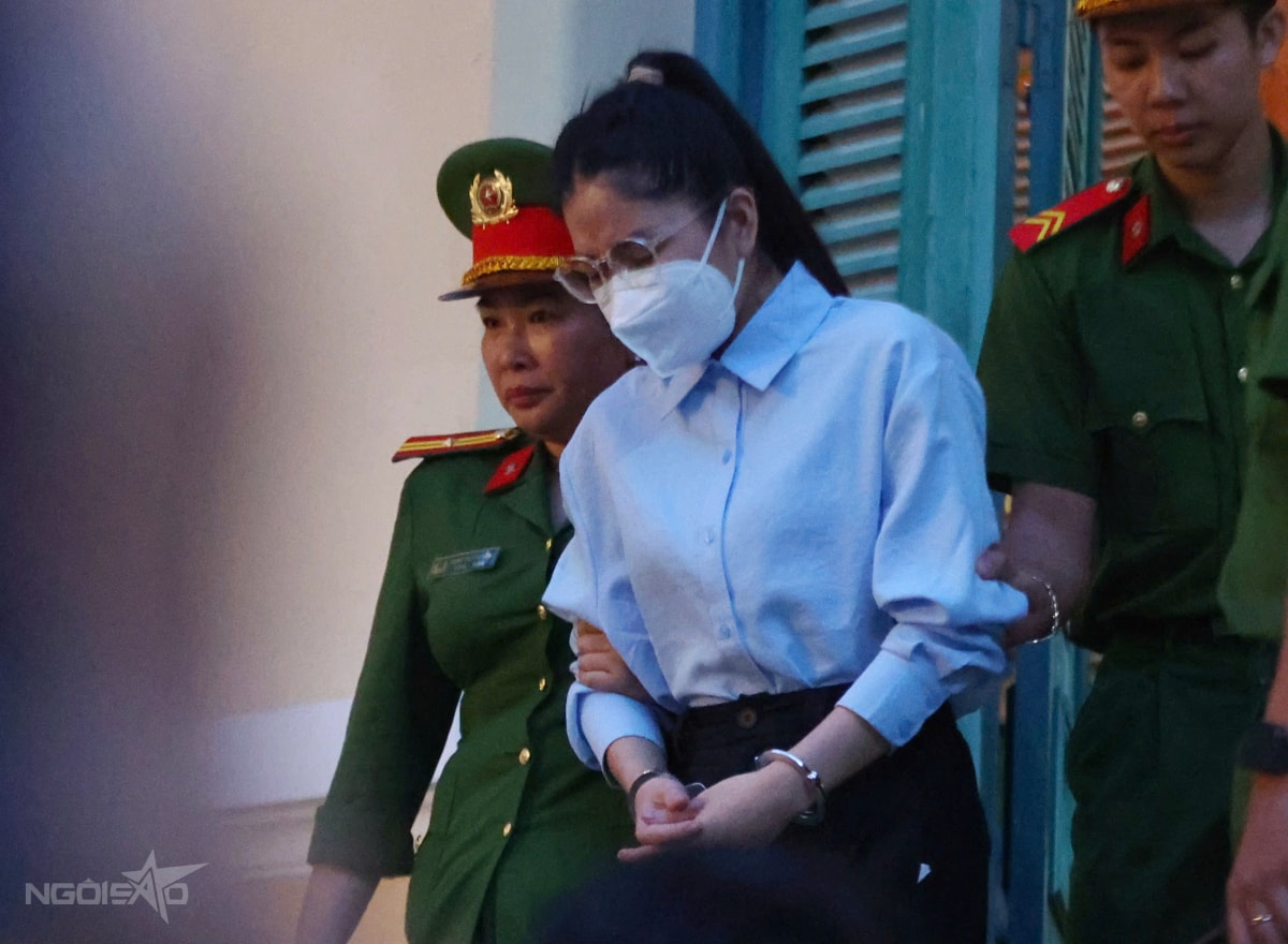 Sau đó, Hằng Du Mục không giữ được bình tĩnh, bật khóc trên đường ra xe thùng.