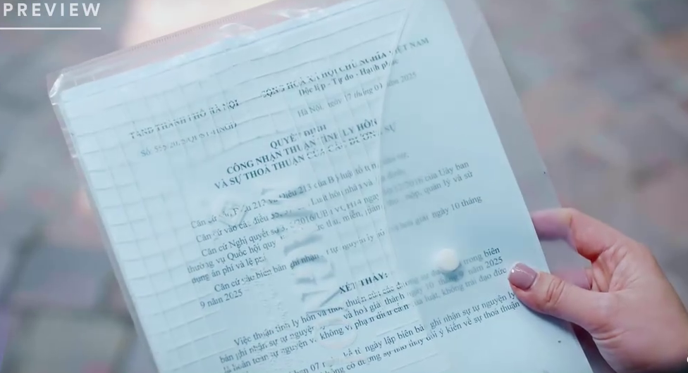 Đăng đưa giấy tờ ly hôn cho Mỹ Anh.