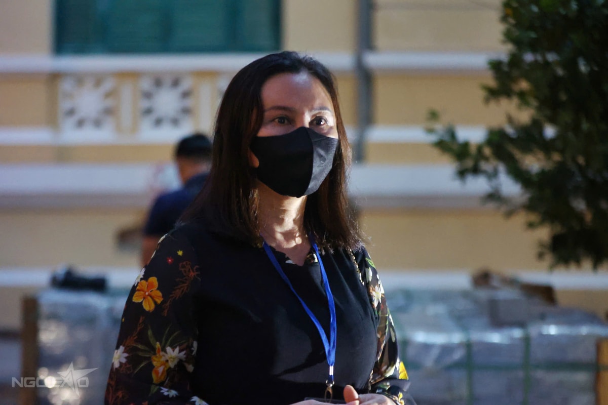 Mẹ ruột Thùy Tiên, bà Phạm Thị Gấm, 46 tuổi, ngồi hàng ghế dưới theo dõi toàn bộ phiên tòa. Sau đó, bà nán lại tòa đến gần 18h mới ra về.