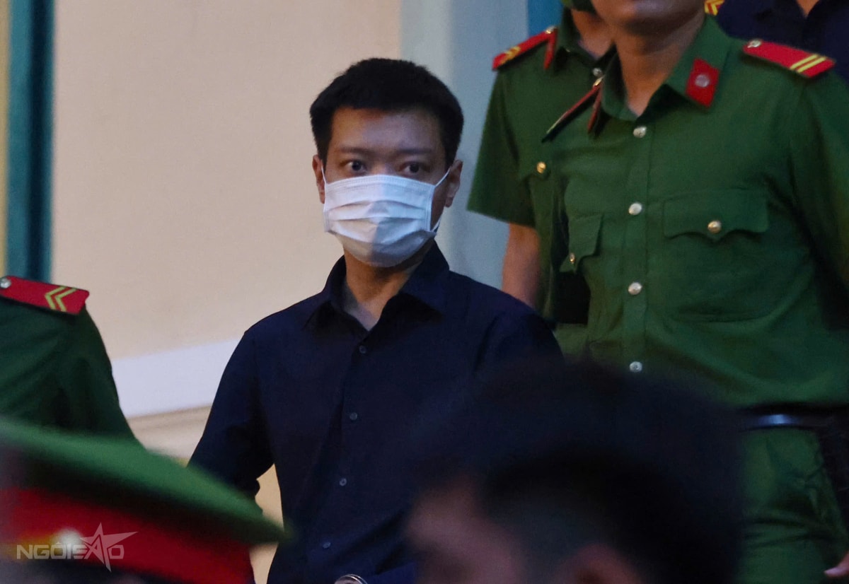 Các bị cáo khác cũng lần lượt được đưa rời phòng xét xử, di chuyển ra xe.