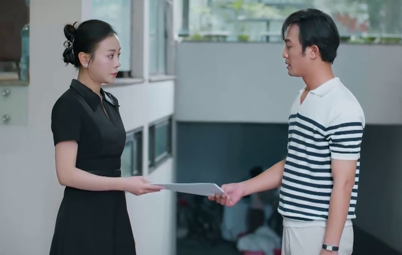 Mỹ Anh và Đăng tại tòa án để hoàn tất thủ tục ly hôn trong phim Gió ngang khoảng trời xanh.