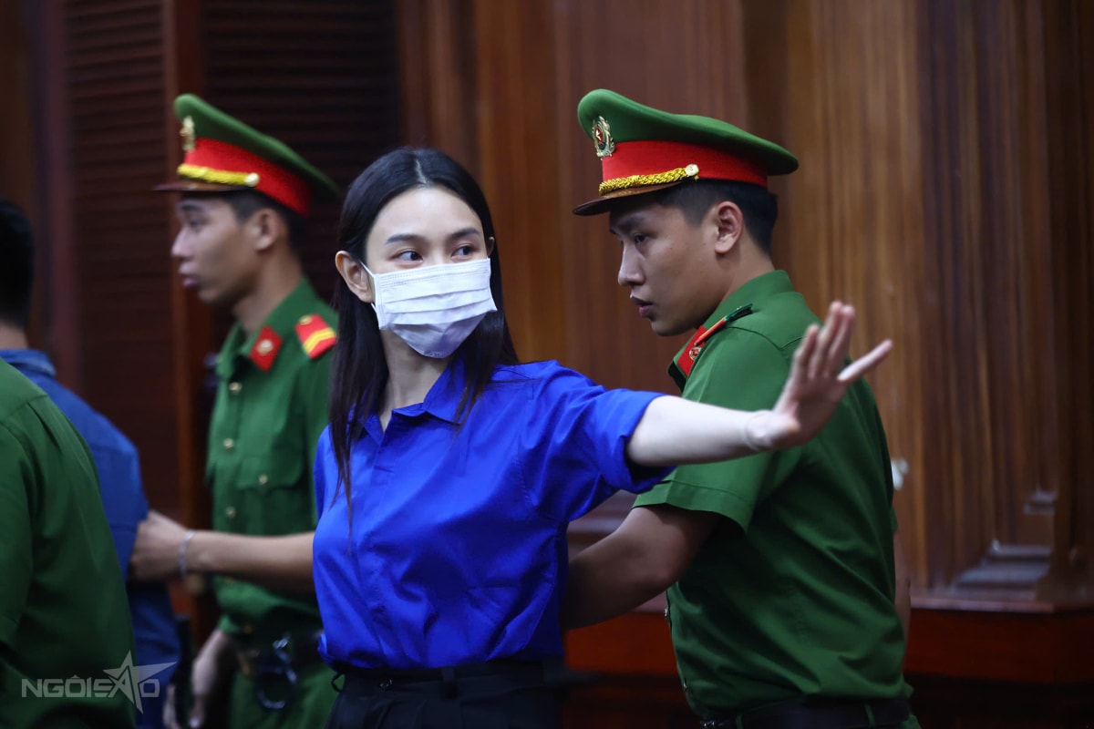 Cô cũng vẫy tay chào mẹ rồi đi theo sự hướng dẫn của cơ quan chức năng.