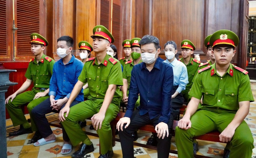 Các bị cáo tại phiên tòa. Ảnh: THUẬN VĂN