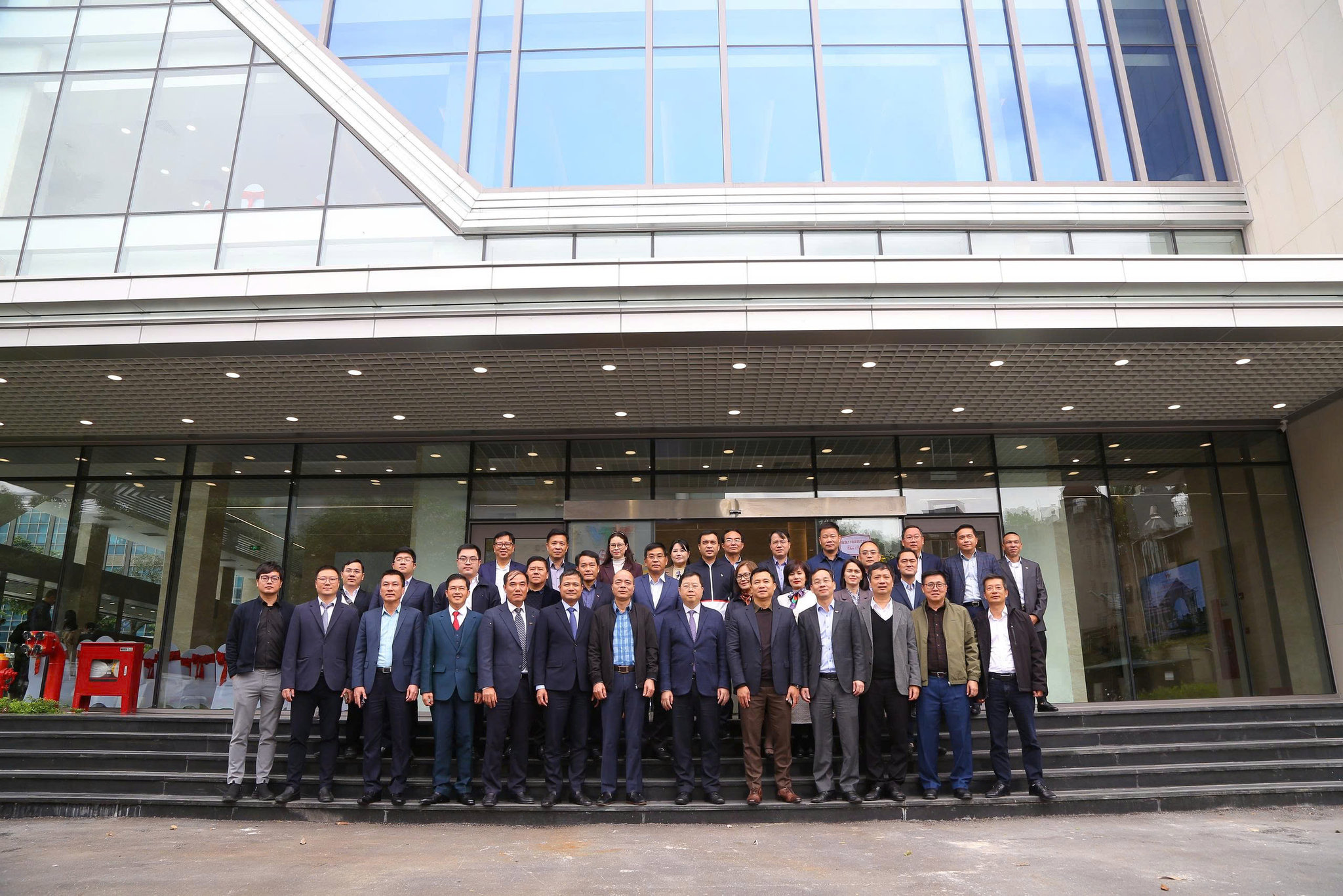 Các đại biểu chụp ảnh lưu niệm bên ngoài Trường quay S1.