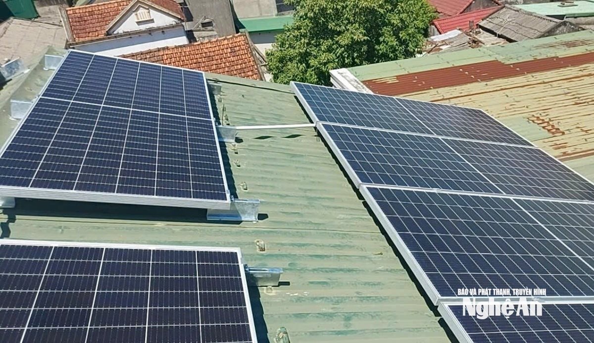 Mange har investert i å installere solcellepaneler på taket.