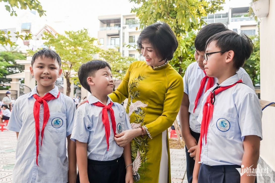 W-Co giao truong Nguyen Tat Thanh.jpg