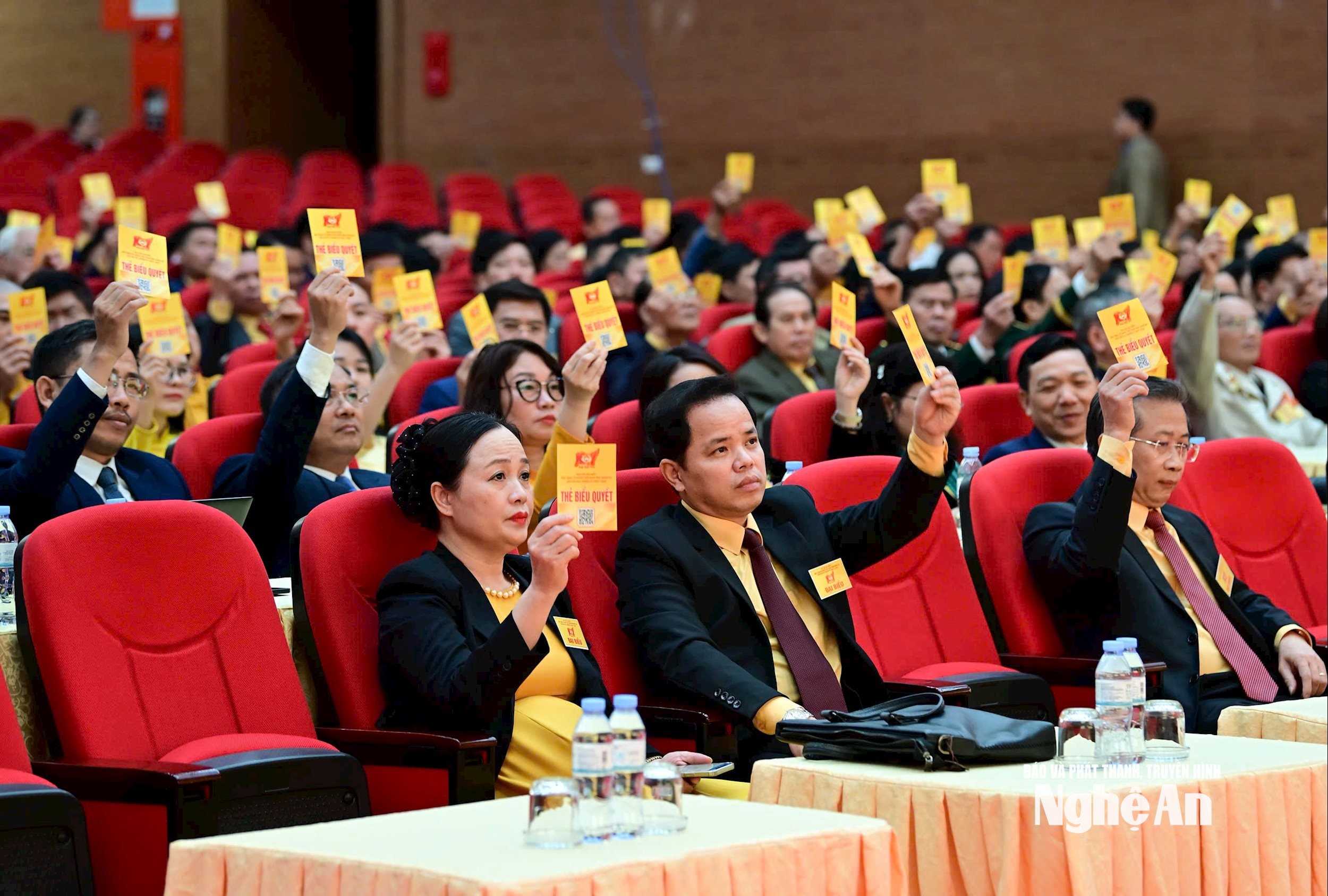 1, Các đại biểu chính thức biểu quyết hiệp thương cử Đoàn Chủ tịch và Thư ký Đại hội. Ảnh Mai Hoa
