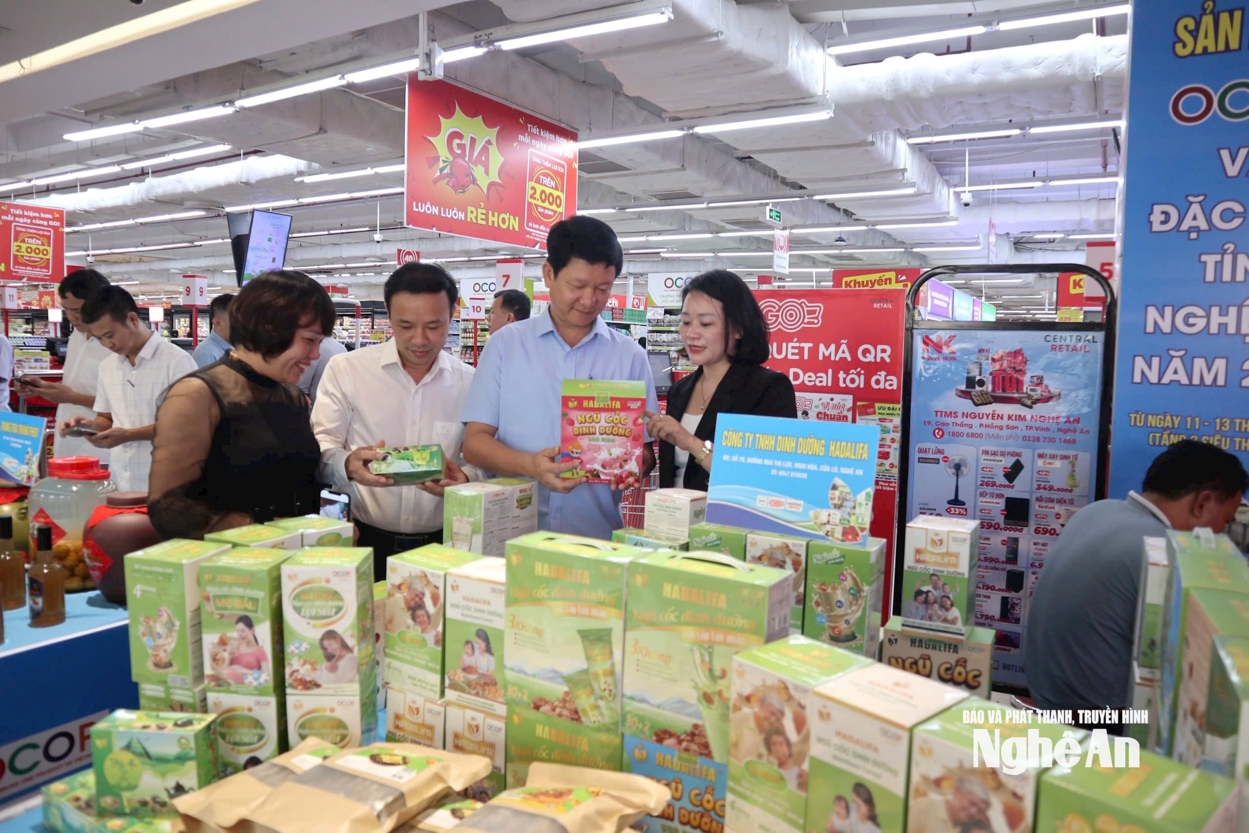 Các sản phẩm OCOP được giới thiệu, trưng bày tại siêu thị GO!Vinh. Ảnh- T.P 