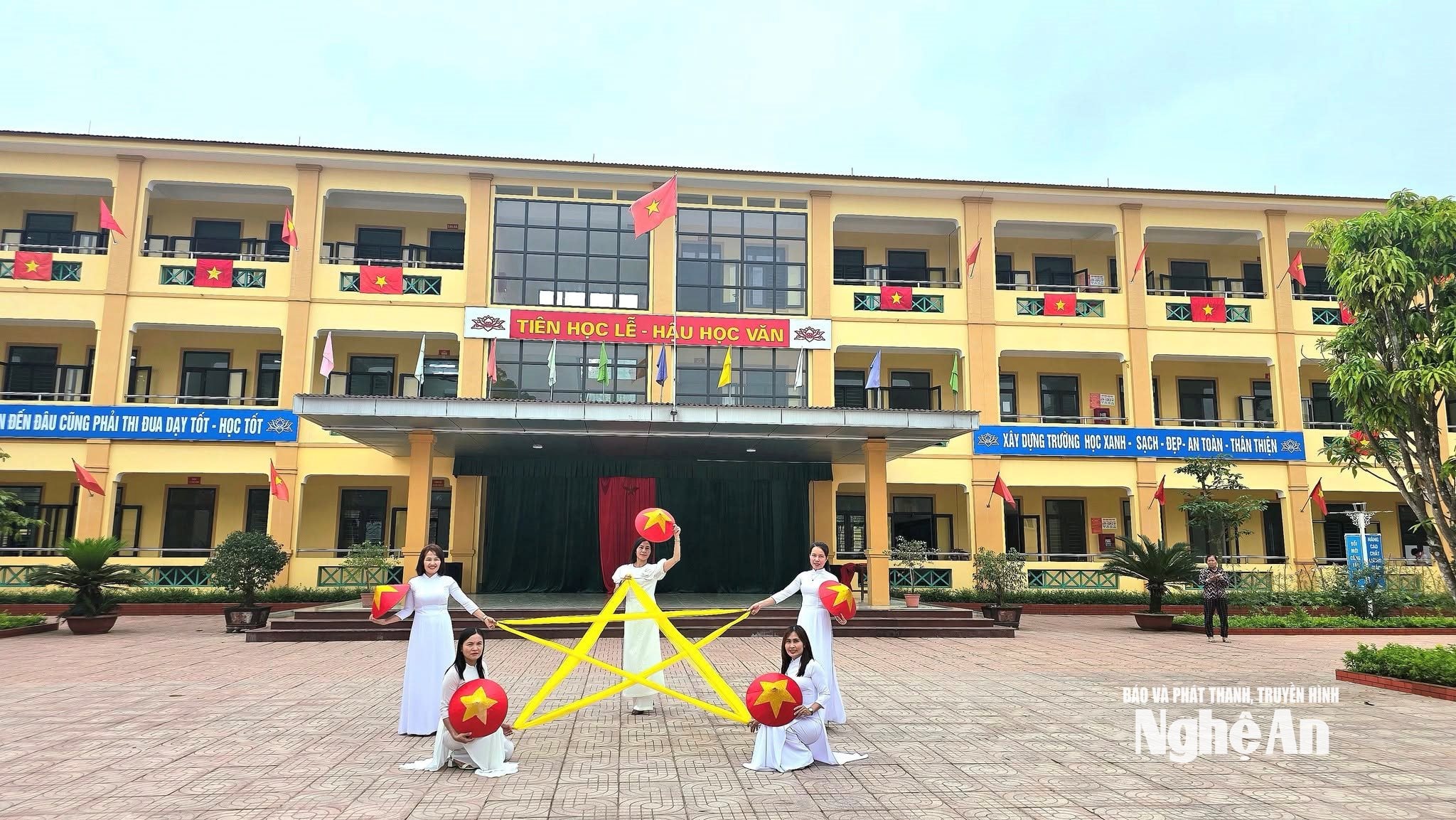 Giáo viên và học sinh Trường THCS Thượng Tân Lộc 2. Ảnh - NTCC