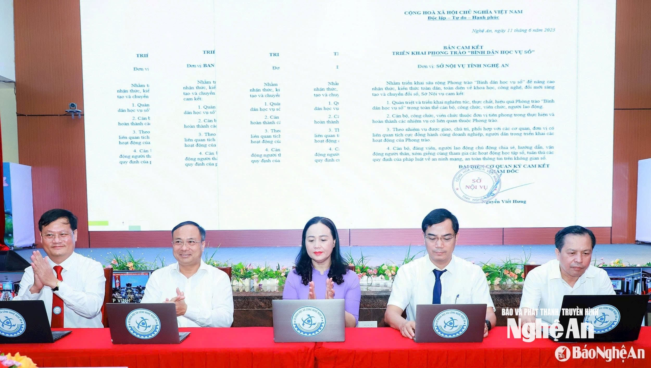 ການນຳຄະນະກຳມະການສູນກາງແນວໂຮມປະເທດຊາດ ຫວຽດນາມ ປະຈຳແຂວງ ແລະ ບັນດາພະແນກວິທະຍາສາດ ແລະ ເຕັກໂນໂລຊີ, ບ້ານ, ສຶກສາ ແລະ ບຳລຸງສ້າງ, ຊົນເຜົ່າ ແລະ ສາສະໜາ ໄດ້ລົງນາມໃນຄຳໝັ້ນສັນຍາຜັນຂະຫຍາຍຂະບວນການສຶກສານິຍົມດີຈີຕອນ.