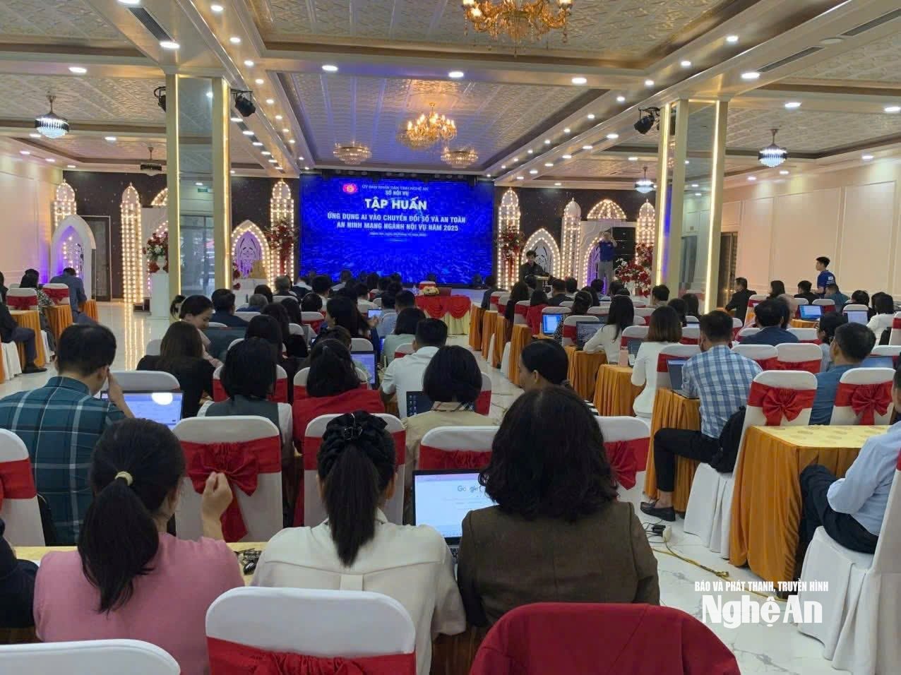 ພາບລວມຂອງກອງປະຊຸມຝຶກອົບຮົມກ່ຽວກັບຄໍາຮ້ອງສະຫມັກ AI ໃນການຫັນເປັນດິຈິຕອນແລະຄວາມປອດໄພ cyber ຂອງຂະແຫນງການພາຍໃນ 2025