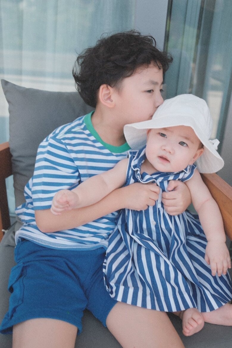 Bé Kem lên 7 tuổi ra dáng anh trai, thích bế bồng em gái.