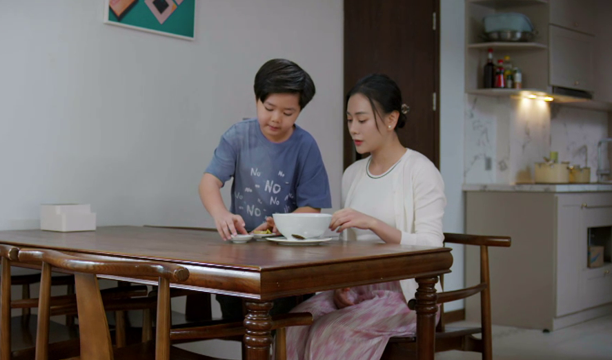 Đăng đưa giấy tờ ly hôn cho Mỹ Anh.