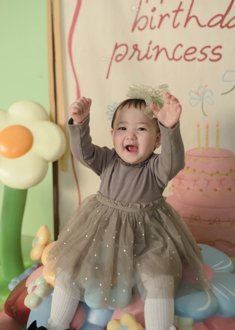 Bé Mochi tròn 1 tuổi, ngoại hình xinh xắn.