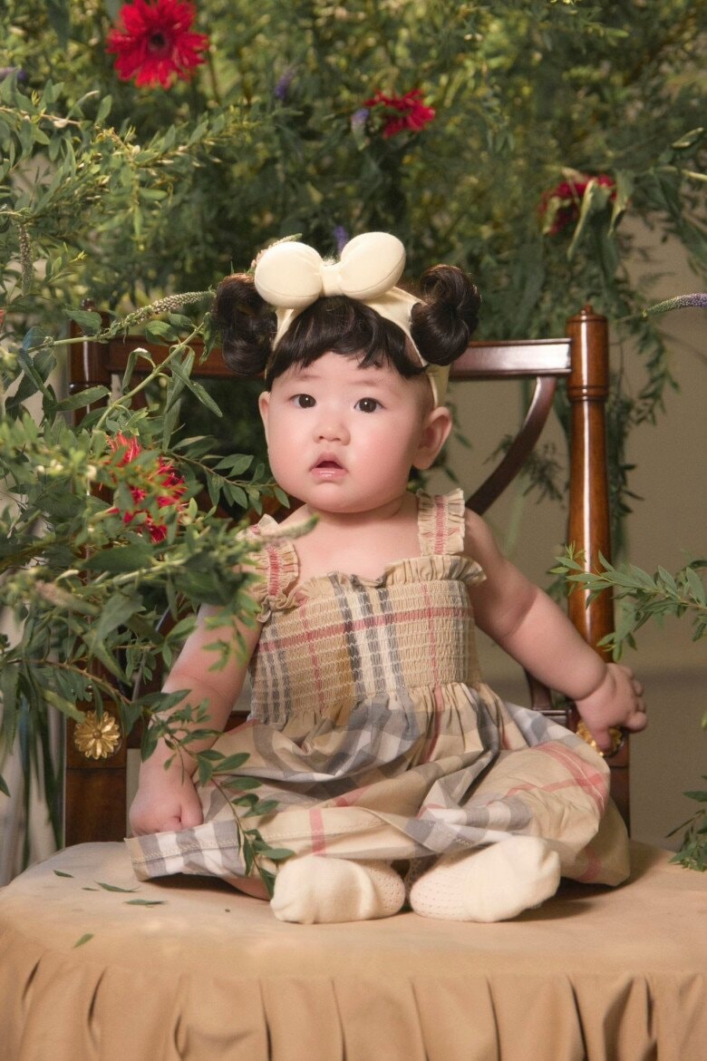 Bé Mochi được mẹ đầu tư mặc toàn đồ hiệu.